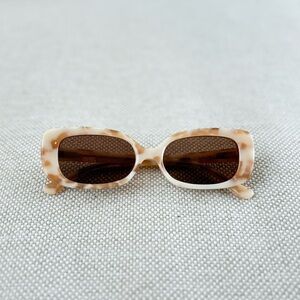 velvet canyon zou bisou sunglasses - cream tort with case